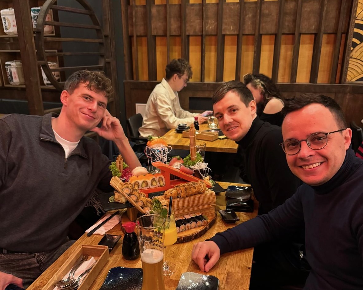 Die drei Gründer von Cherry Pie Labs an einem Tisch